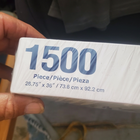 1500 pcs Christmas puzzle 29" x 36" - Picture 3 of 4